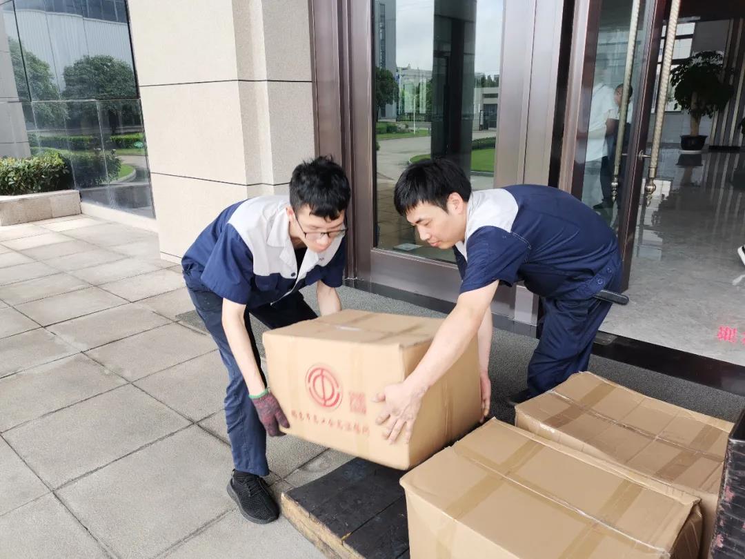 “夏日送清涼”，通力向生產(chǎn)一線員工分發(fā)市總工會夏日慰問品
